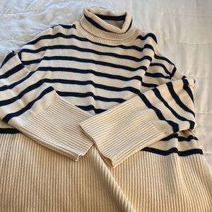 Gap Navy and Cream turtleneck sweater
